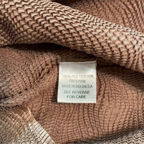 NICOLA Gold Fitted Ribbed Tank Top - Picture 5 of 8